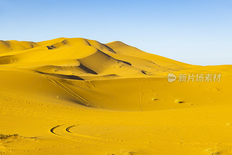 沙漠中的沙丘，Merzouga, Erg Chebbi，撒哈拉，摩洛哥